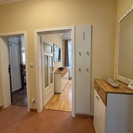 Lovely In The Center Of マリアーンスケー・ラーズニェ